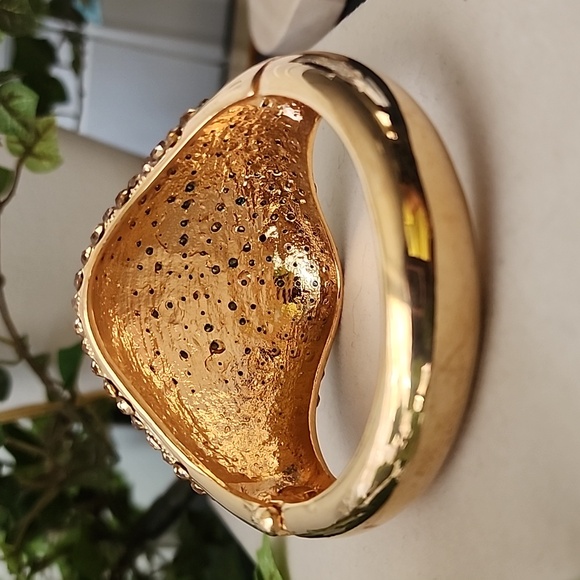 Vintage Gold Chunky Hinge / Clamper Dome Bracelet with Black Crystals - Picture 5 of 8